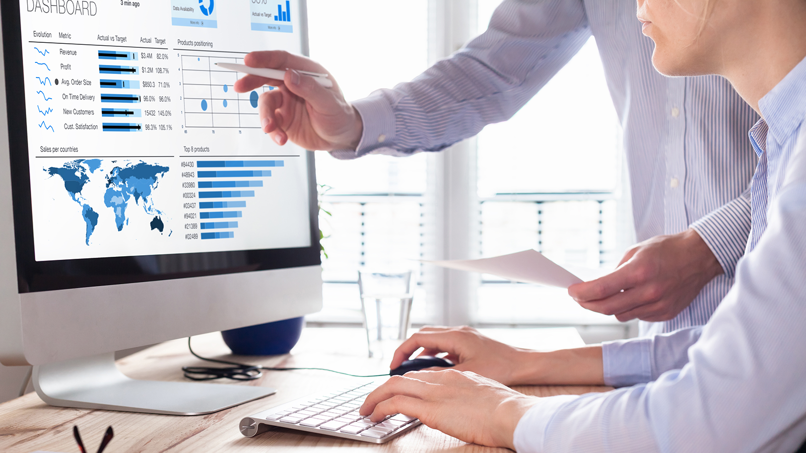 Profesionales analizando dashboard de métricas y rendimiento hotelero